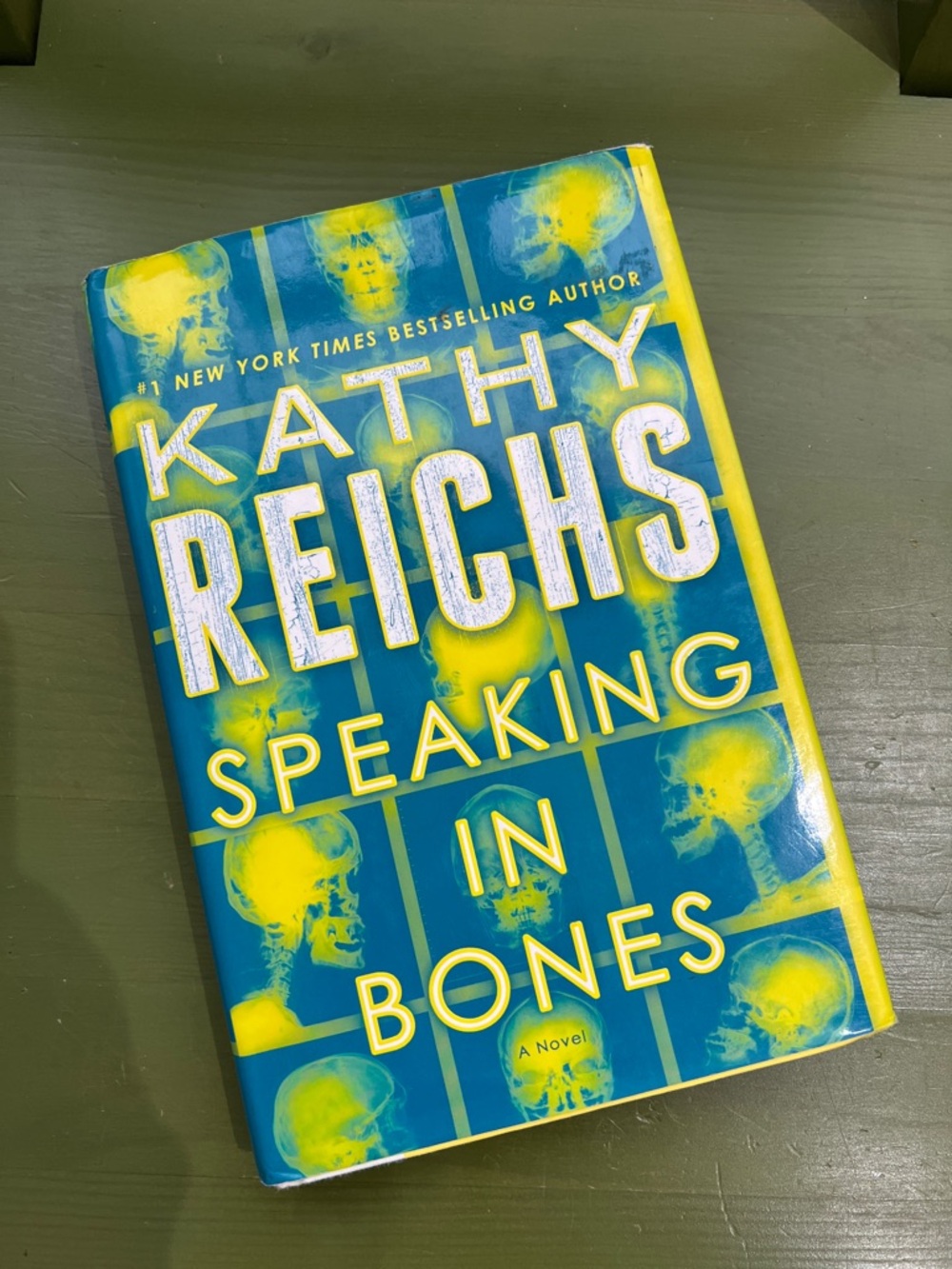 Book Speaking In Bones - Kathy Reichs